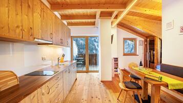 Køleskab, mikrobølgeovn, kogeplade, opvaskemaskine