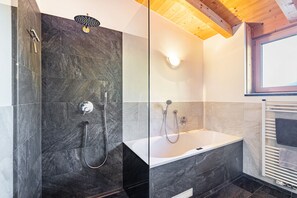 Dusche, kostenlose Toilettenartikel, Haartrockner, Handtücher