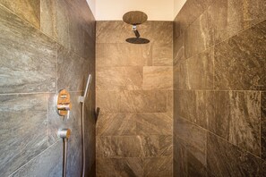 Douche, sèche-cheveux, serviettes fournies