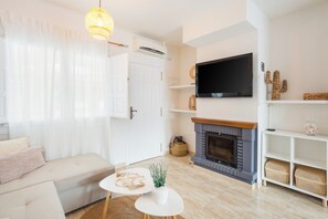 Televisión y chimenea 