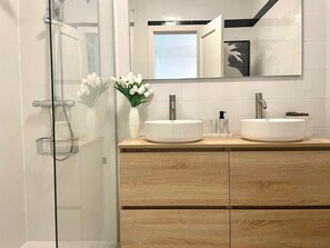 Dusch, hårtork och handdukar