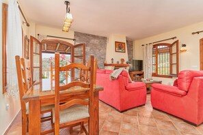 TV, lareira, mesa de pingue-pongue