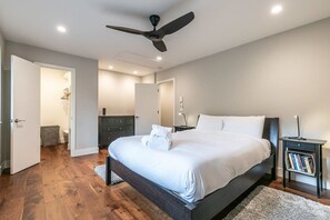 2 bedrooms, desk, iron/ironing board, WiFi