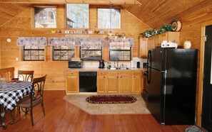 Réfrigérateur, four à micro-ondes, surface de cuisson, lave-vaisselle