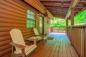 Terrace/patio - Lover's Paradise - The perfect cozy getaway spot! (Sevierville)