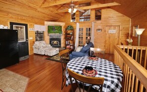 Interior - Lover's Paradise - The perfect cozy getaway spot! (Sevierville)