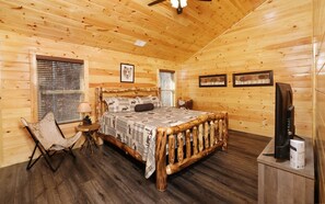 5 bedrooms, free WiFi, bed sheets - Private indoor pool and game room! - Cate & Cali's Place (Pigeon Forge)