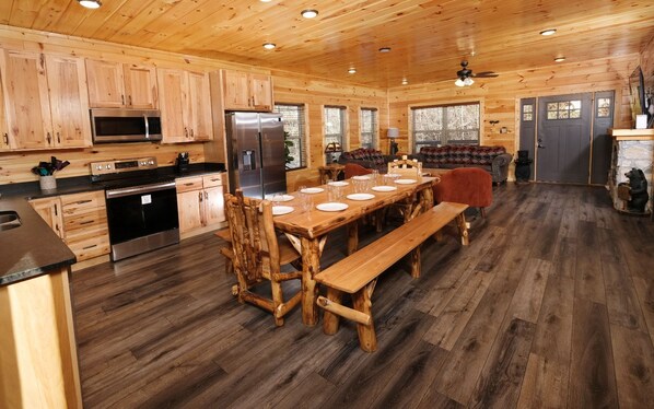 Fridge, microwave, oven, stovetop - Private indoor pool and game room! - Cate & Cali's Place (Pigeon Forge)