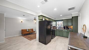 Een koelkast, een magnetron, een oven, een kookplaat