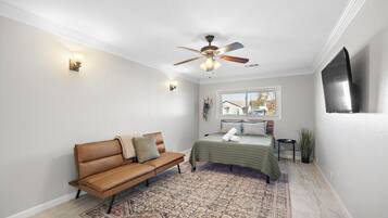 2 slaapkamers, een bureau, een strijkplank/strijkijzer, reisbedje