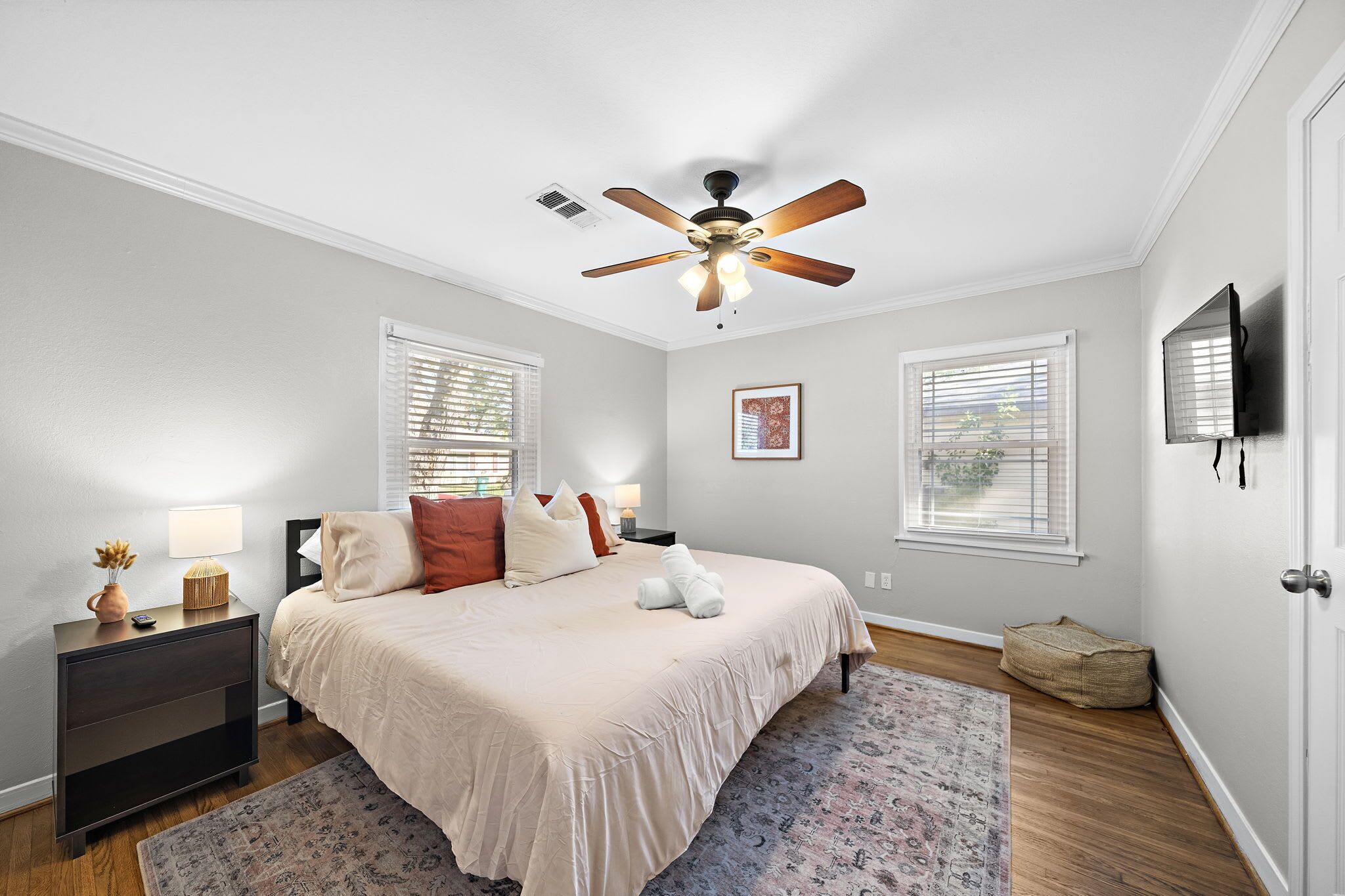 2 bedrooms, desk, iron/ironing board, travel crib