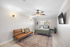 2 soverom, skrivebord, strykejern/-brett og reiseseng for barn