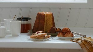 Eine Küche mit einem Bundtkuchen auf der Arbeitsfläche, einer Kaffeemaschine und einem Fenster mit Blick.