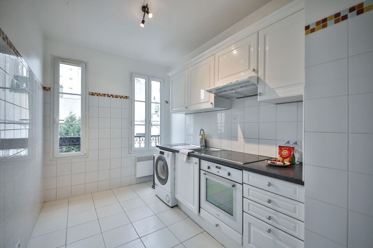 Kühlschrank, Ofen, Wasserkocher mit Kaffee-/Teezubehör