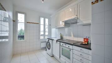 Réfrigérateur, four, cafetiÚre/bouilloire