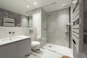 Ducha, secador de pelo, toallas, jabón