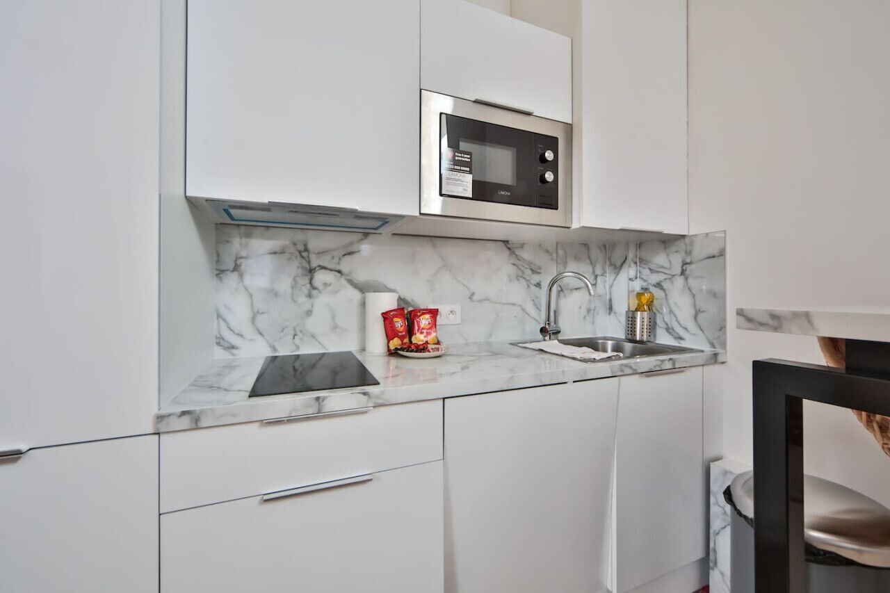 Réfrigérateur, micro-ondes, plaque de cuisson, cafetière/bouilloire