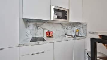 Réfrigérateur, micro-ondes, plaque de cuisson, cafetiÚre/bouilloire