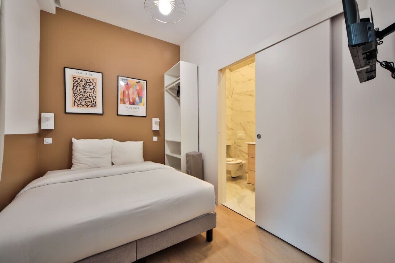 1 habitación, tabla de planchar con plancha, wifi gratis y ropa de cama 