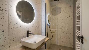 Sèche-cheveux, serviettes fournies