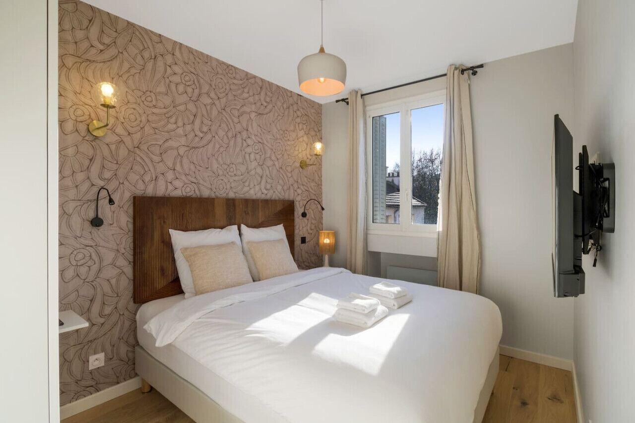 1 habitación, tabla de planchar con plancha, cuna de viaje y wifi 