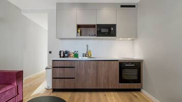 Microondas, horno, cafetera y tetera y utensilios de cocina