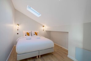 2 bedrooms, desk, iron/ironing board, travel cot