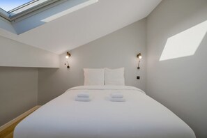 2 slaapkamers, een bureau, een strijkplank/strijkijzer, reisbedje