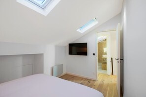 2 bedrooms, desk, iron/ironing board, travel crib