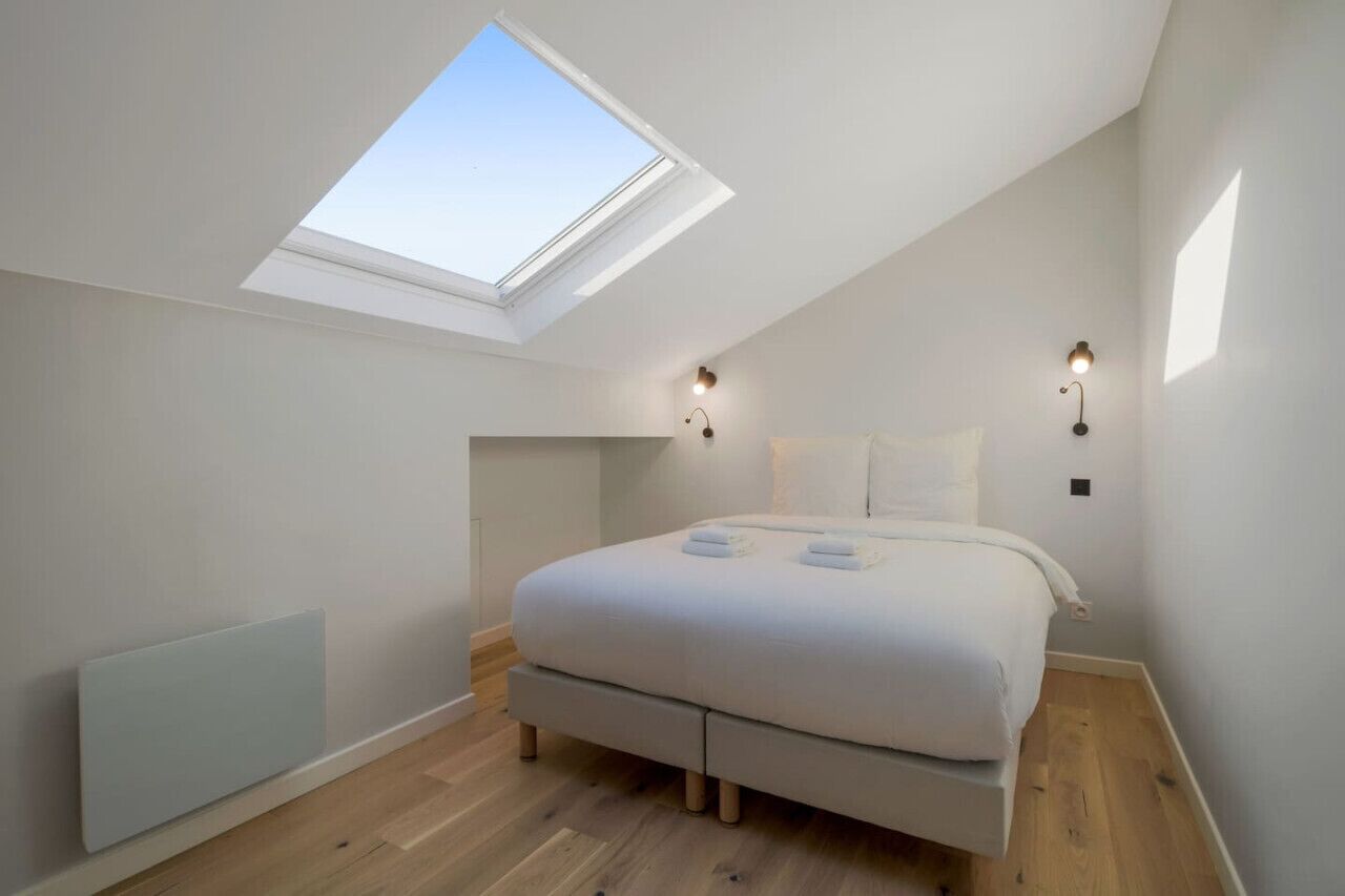 2 habitaciones, escritorio y tabla de planchar con plancha 