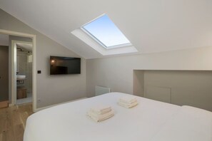 2 slaapkamers, een bureau, een strijkplank/strijkijzer, reisbedje