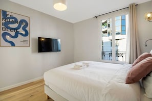 3 chambres, bureau, fer et planche Ă repasser, lit parapluie