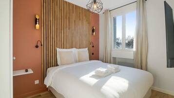 3 chambres, bureau, fer et planche Ă repasser, lit parapluie