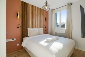 3 bedrooms, desk, iron/ironing board, travel cot