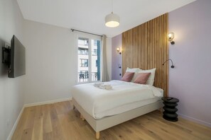 3 habitaciones, escritorio y tabla de planchar con plancha 