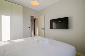 3 bedrooms, desk, iron/ironing board, travel cot