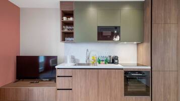 Micro-ondes, four, lave-vaisselle, cafetiĂšre/bouilloire