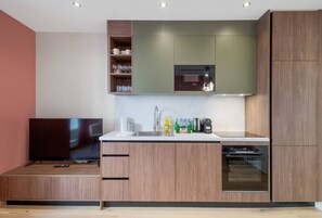 Microwave, oven, dishwasher, coffee/tea maker