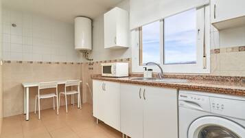 Frigorifero, microonde, forno, piano cottura