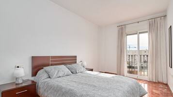 3 slaapkamers, een strijkplank/strijkijzer, gratis wifi, beddengoed