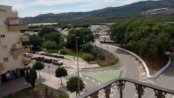 Vista de una carretera con una rotonda, edificios y vegetación.