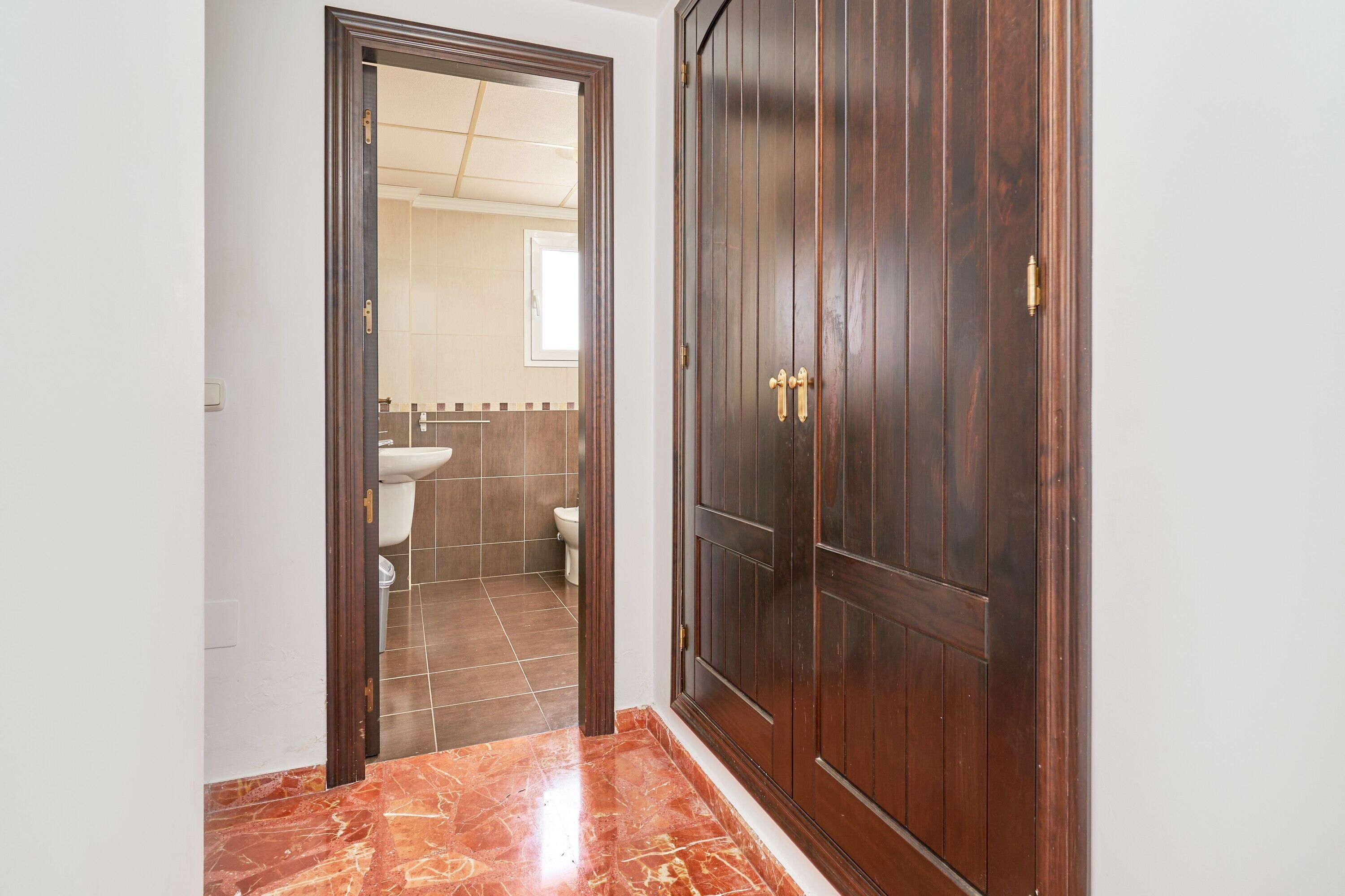 Een douche, een haardroger, handdoeken