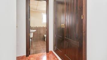 Een douche, een haardroger, handdoeken