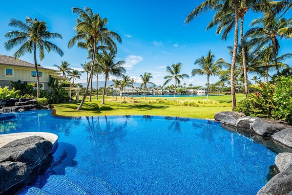 Pool - 🏖️Top Floor | Amazing Golf & Mountain Views | Walk to Restaurants (Waikoloa)