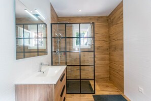 Een douche, handdoeken