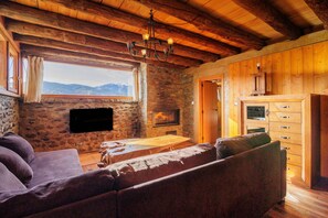 TV, fireplace - Chalet 'Can Ricart' with Private Terrace, Wi-Fi and Air Conditioning (Puigcerdá)