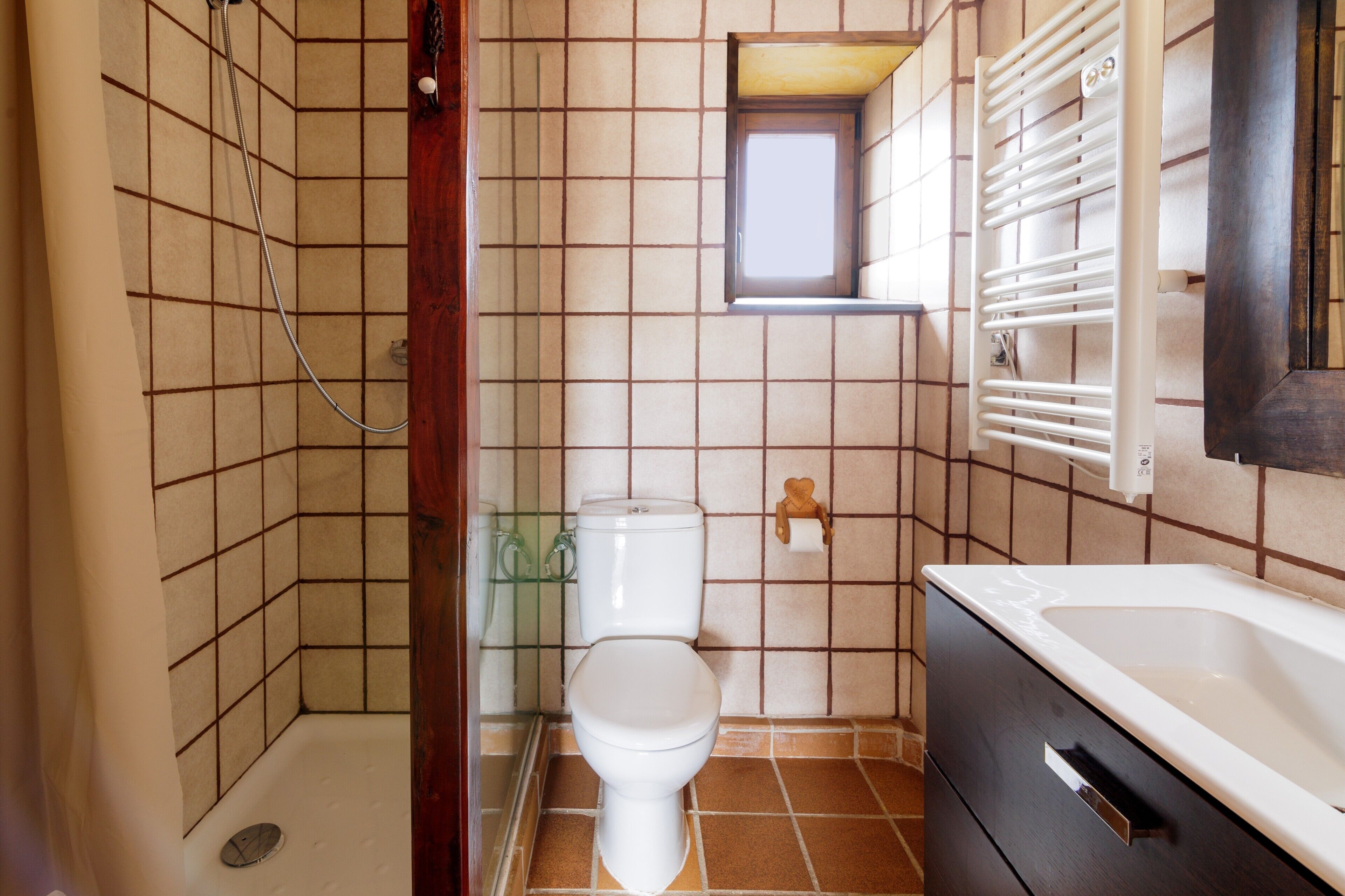 Un baño con ducha, inodoro y bañera.