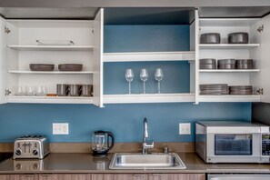 Kühlschrank, Mikrowelle, Ofen, Geschirrspüler