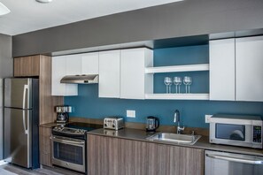 Réfrigérateur, four à micro-ondes, un four, lave-vaisselle