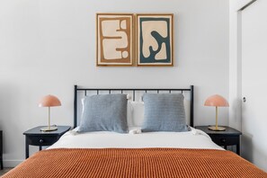 Een strijkplank/strijkijzer, wifi, beddengoed